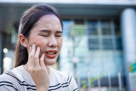 woman experiencing mouth pain